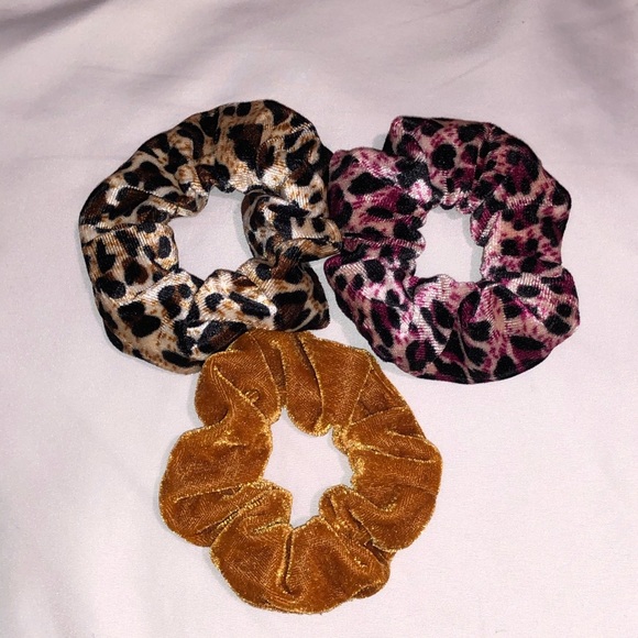 Accessories - 💋3 velvet scrunchies